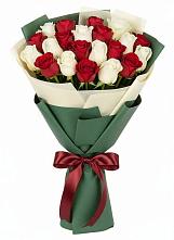 Букет Микс из красных и белых роз в Зюкайка