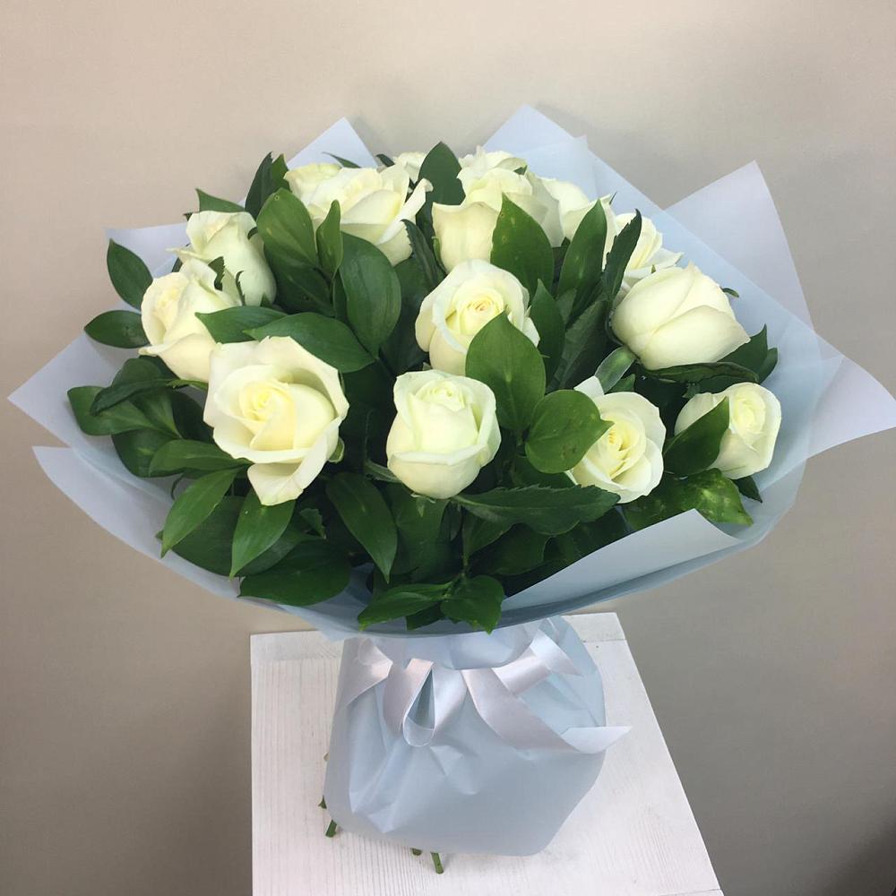 Букет 15 Белых роз Проуд в Зюкайка