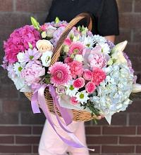 Цветочная композиция из Розы, Хризантемы, Пионы и Лизиантусы в корзине в Зюкайка