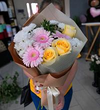 Букет цветов из:  Герберы, Розы и Хризантемы в Зюкайка