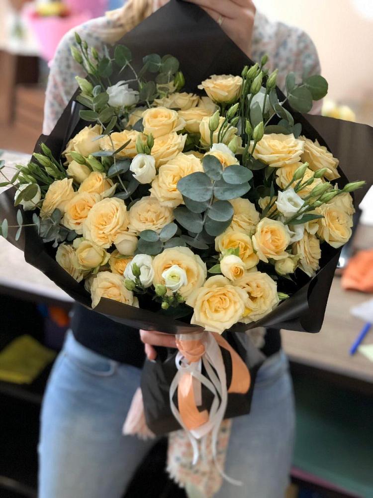 Букет цветов из: Розы и Лизиантусы в Зюкайка