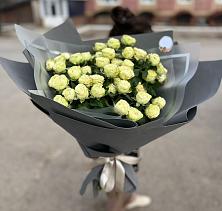 Букет Белые кустовые розы Солинеро в Зюкайка