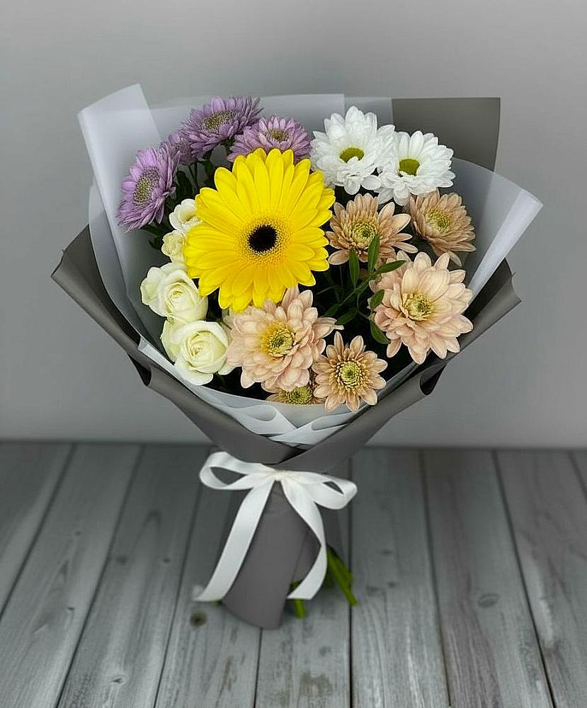 Букет цветов из: Розы, Герберы и Хризантемы в Зюкайка