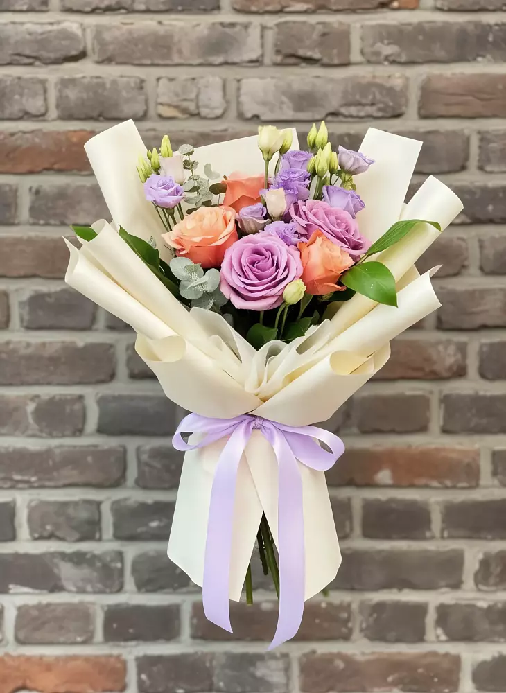 Букет цветов из: Лизиантусы и Розы в Зюкайка