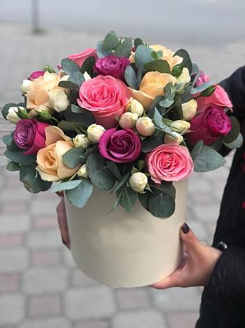 Цветочная композиция из Розы в шляпной коробке в Зюкайка