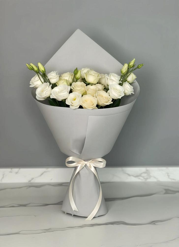 Букет цветов из: Розы и Лизиантусы в Зюкайка