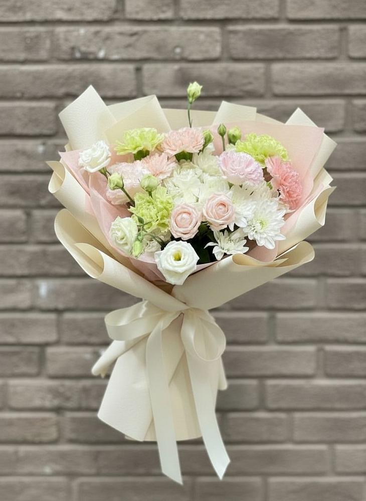 Букет цветов из: Гвоздики, Розы, Лизиантусы и Хризантемы в Зюкайка