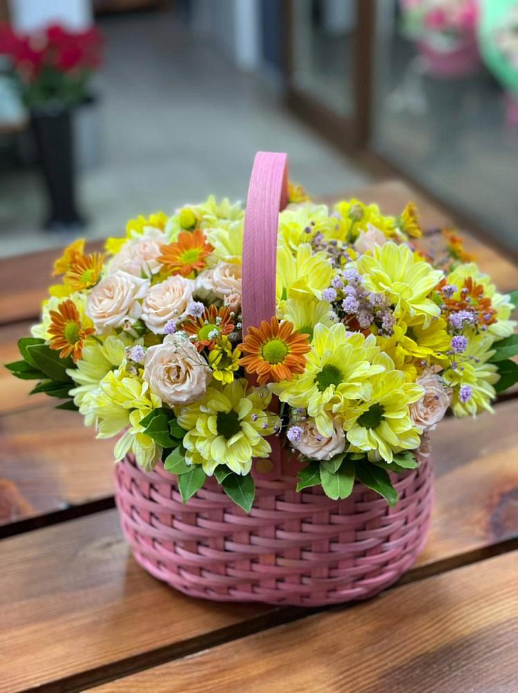 Цветочная композиция из Хризантемы и Розы в корзине в Зюкайка