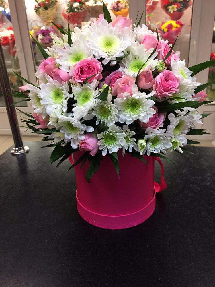 Цветочная композиция из Розы и Хризантемы в шляпной коробке в Зюкайка