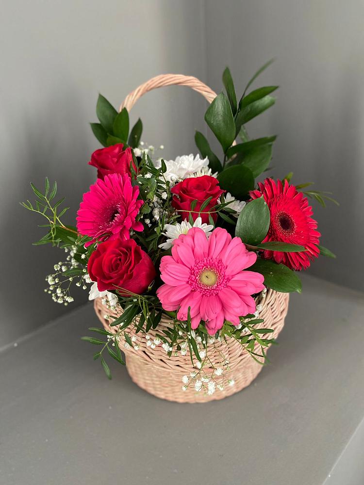 Цветочная композиция из Розы, Хризантемы и Герберы в корзине в Зюкайка