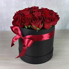 Цветочная композиция из Розы в шляпной коробке в Зюкайка