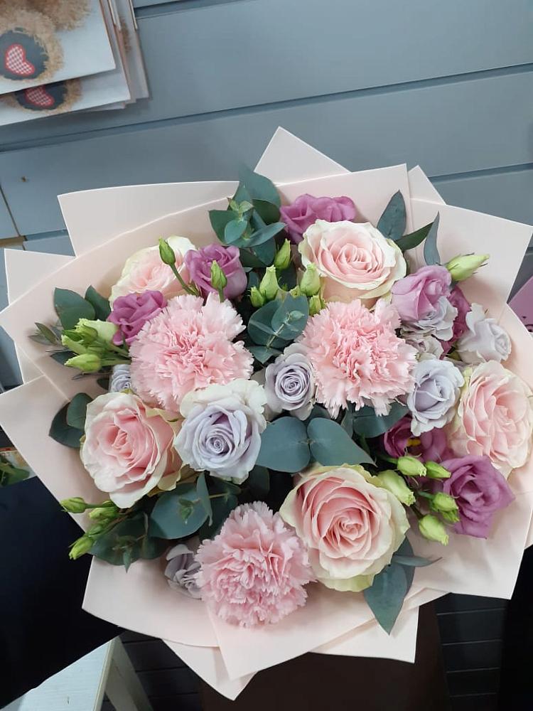 Букет цветов из: Розы, Гвоздики и Лизиантусы в Зюкайка