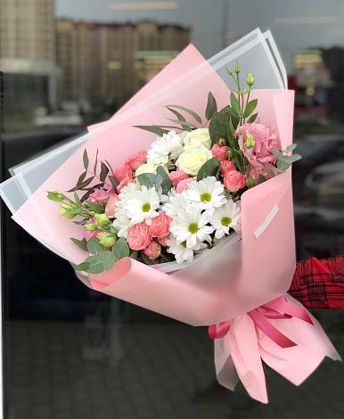 Букет цветов из: Розы, Лизиантусы и Хризантемы в Зюкайка